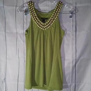 B.wear sleeveless V-neck top with wooden beads neckline
